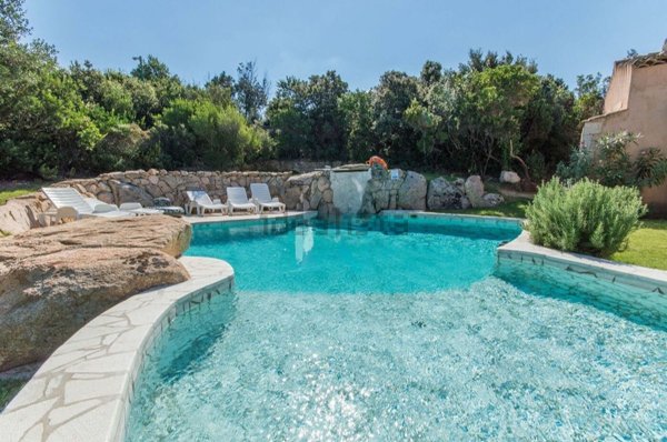 casa indipendente in vendita ad Arzachena in zona Pantogia