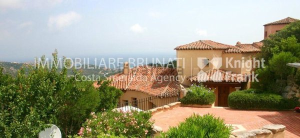 casa indipendente in vendita ad Arzachena in zona Abbiadori