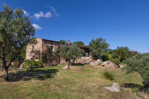 esavano in vendita ad Arzachena in zona Capriccioli