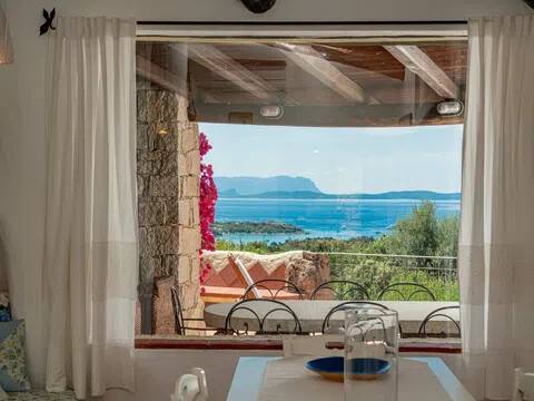 casa indipendente in vendita ad Arzachena in zona Abbiadori