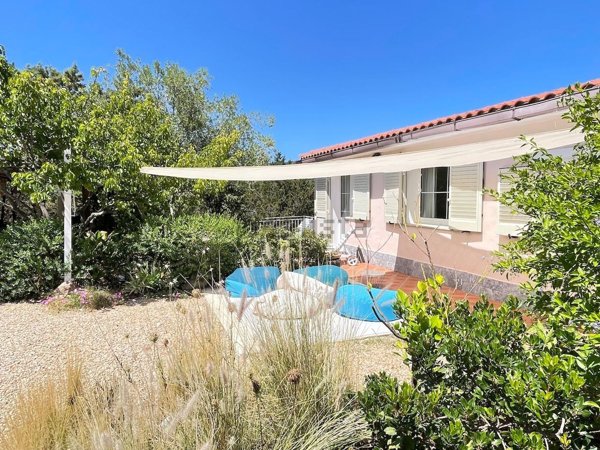 casa indipendente in vendita ad Arzachena in zona Abbiadori