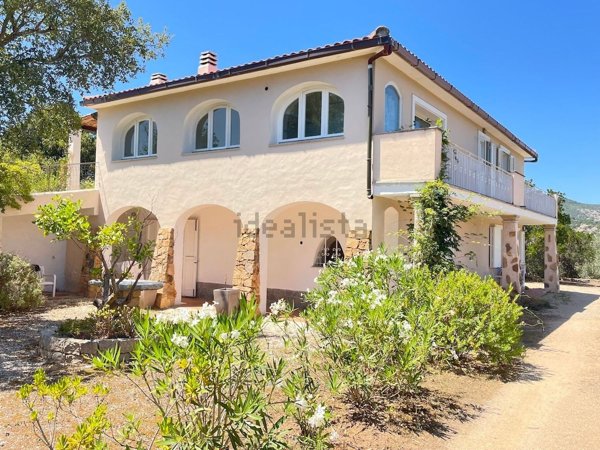 casa indipendente in vendita ad Arzachena in zona Abbiadori