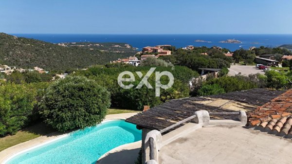 casa indipendente in vendita ad Arzachena in zona Pantogia