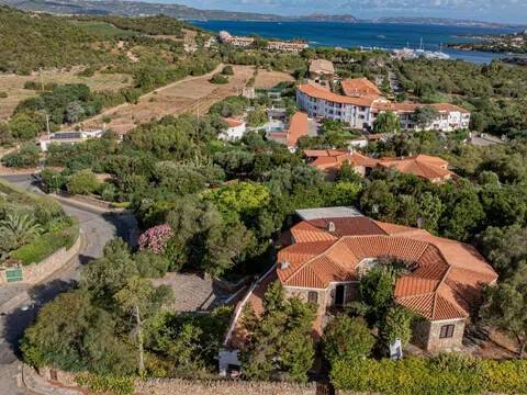 casa indipendente in vendita ad Arzachena in zona Abbiadori