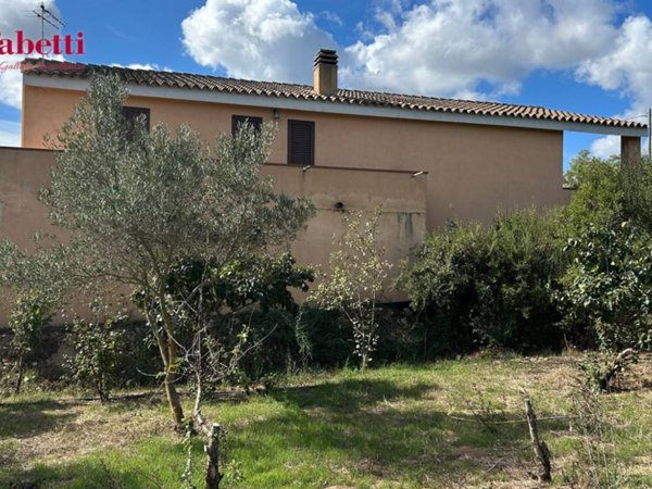 casa indipendente in vendita ad Arzachena in zona Abbiadori