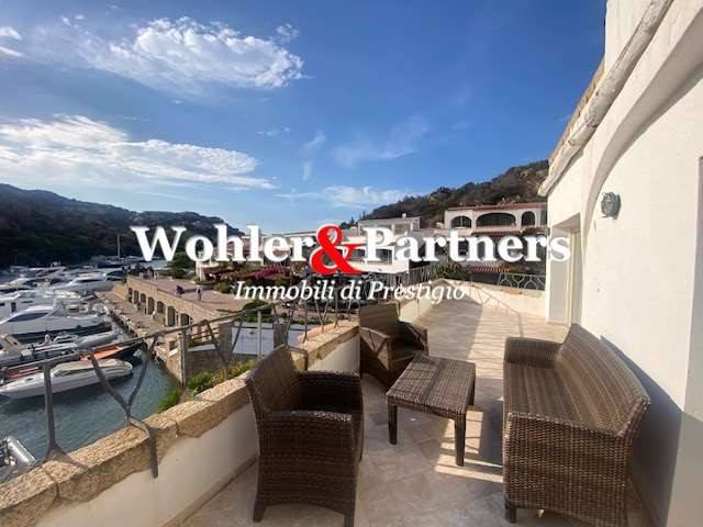 appartamento in vendita ad Arzachena in zona Poltu Quatu