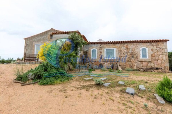 casa indipendente in vendita ad Arzachena in zona Abbiadori