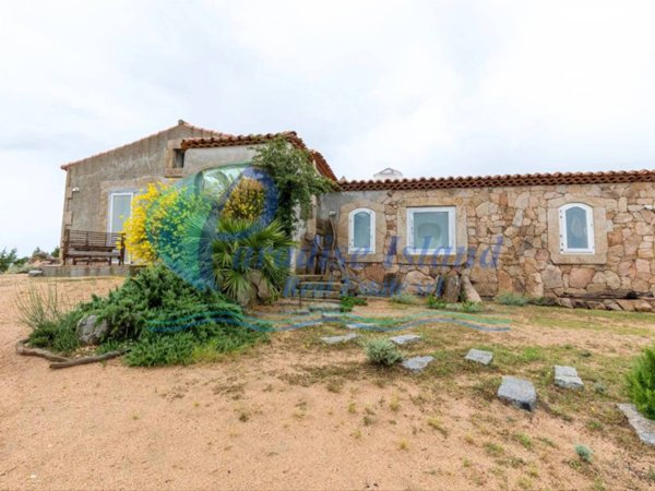 casa indipendente in vendita ad Arzachena in zona Abbiadori