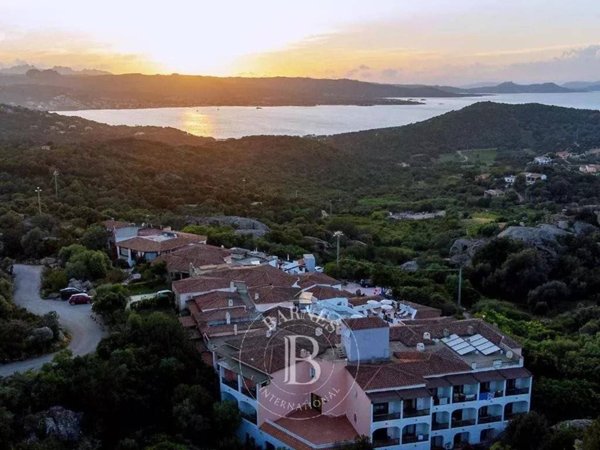 negozio in vendita ad Arzachena in zona Baja Sardinia