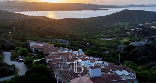 negozio in vendita ad Arzachena in zona Baja Sardinia