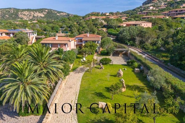 casa indipendente in vendita ad Arzachena in zona Baja Sardinia