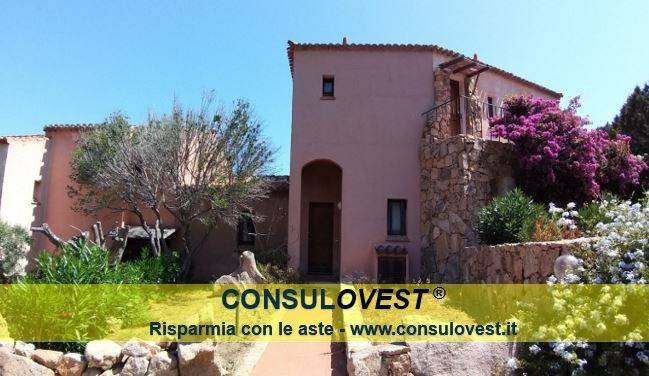 casa indipendente in vendita ad Arzachena in zona Pantogia