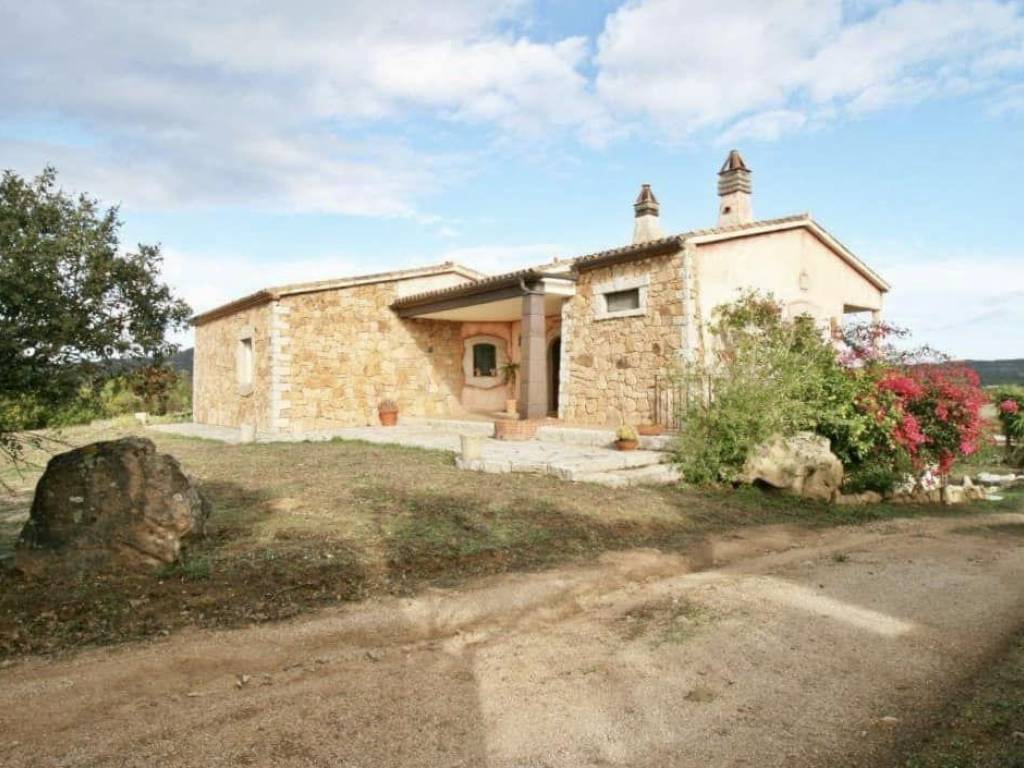 casa indipendente in vendita ad Arzachena in zona Abbiadori