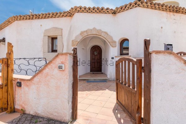 casa indipendente in vendita ad Arzachena in zona Cannigione