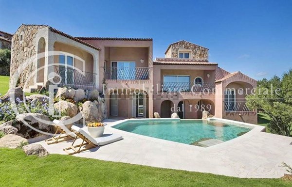 casa indipendente in vendita ad Arzachena in zona Abbiadori