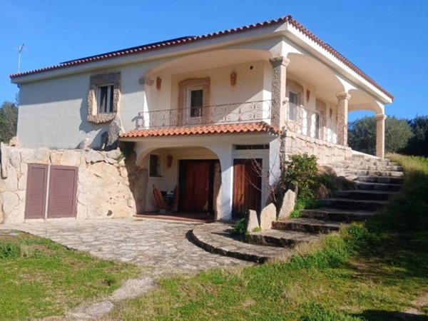 casa indipendente in vendita ad Arzachena in zona Abbiadori