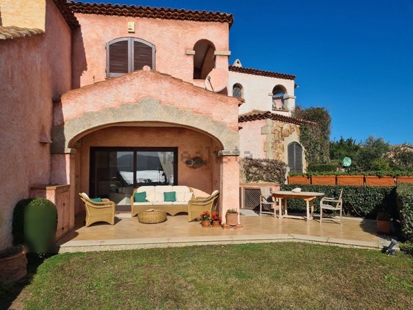 casa indipendente in vendita ad Arzachena in zona Cannigione