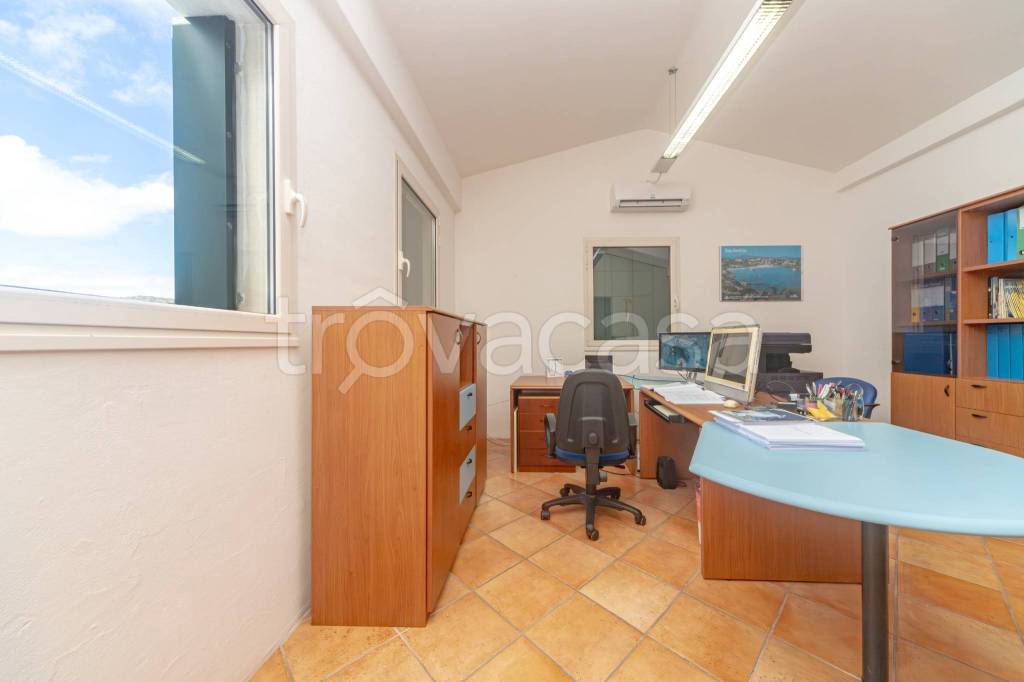 negozio in vendita ad Arzachena in zona Abbiadori