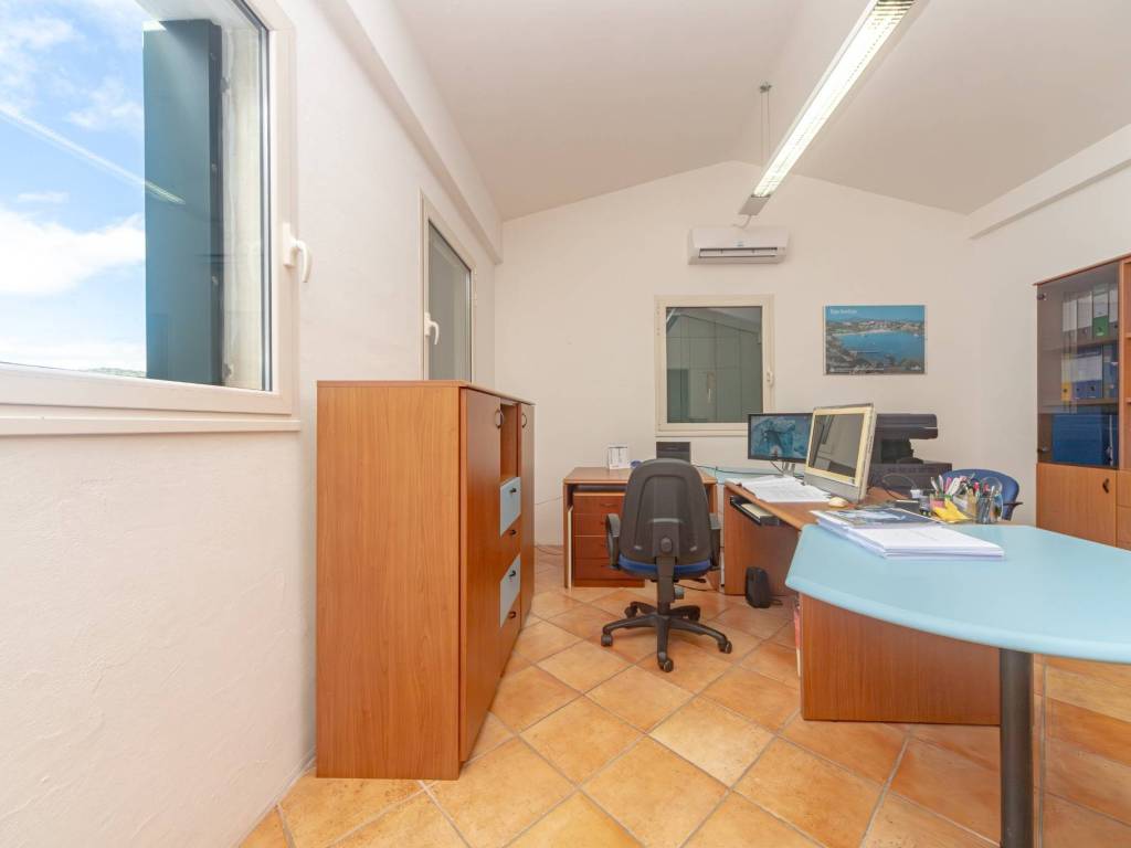 negozio in vendita ad Arzachena in zona Abbiadori