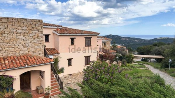 casa indipendente in vendita ad Arzachena in zona Pantogia