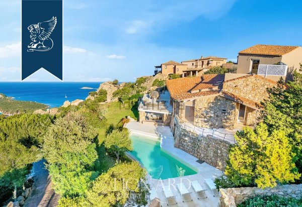 casa indipendente in vendita ad Arzachena in zona Pantogia