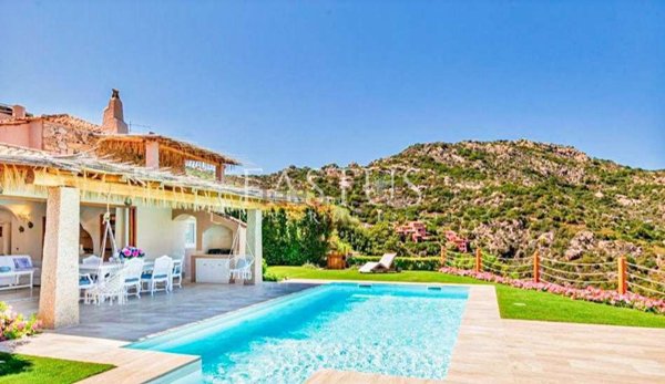 casa indipendente in vendita ad Arzachena in zona Pantogia