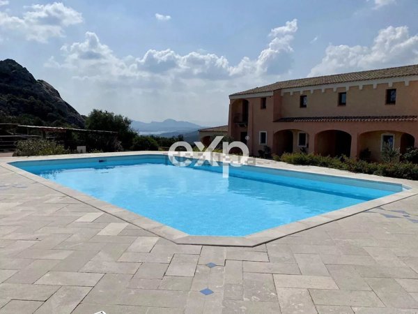 appartamento in vendita ad Arzachena in zona Abbiadori