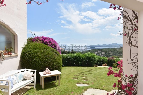 appartamento in vendita ad Arzachena in zona Abbiadori