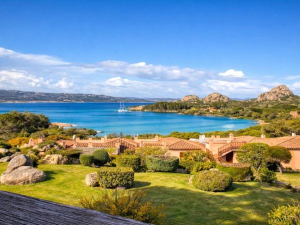 appartamento in vendita ad Arzachena in zona Baja Sardinia