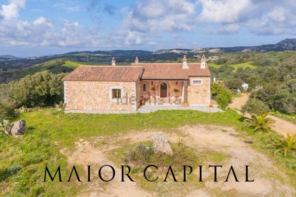 casa indipendente in vendita ad Arzachena in zona Baja Sardinia