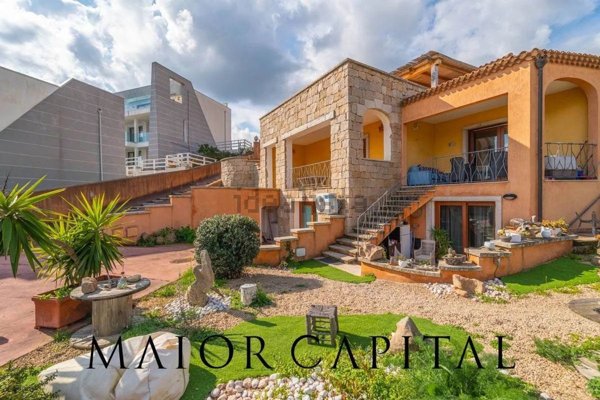 casa indipendente in vendita ad Arzachena in zona Cannigione