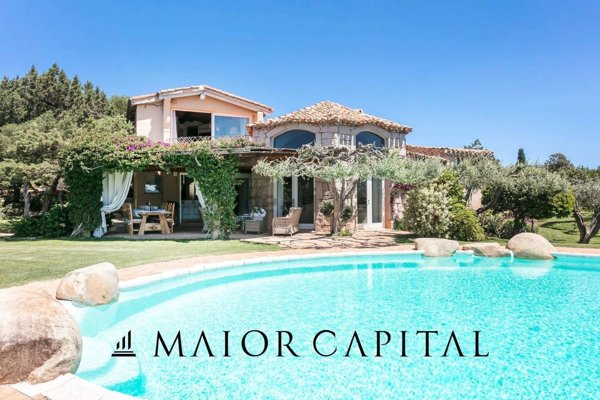 casa indipendente in vendita ad Arzachena in zona Romazzino