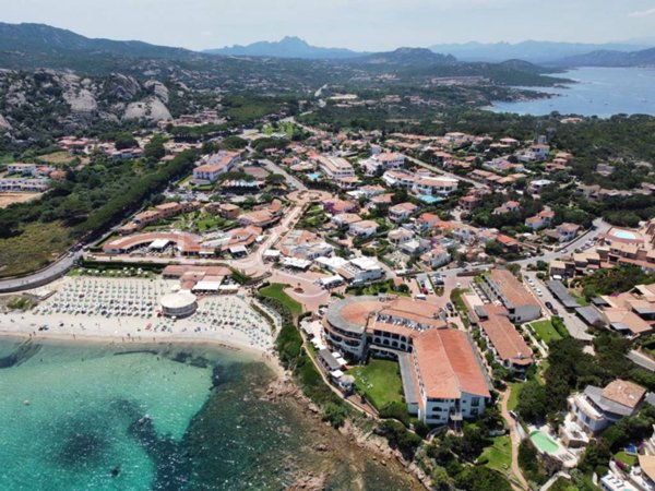 negozio in vendita ad Arzachena in zona Baja Sardinia