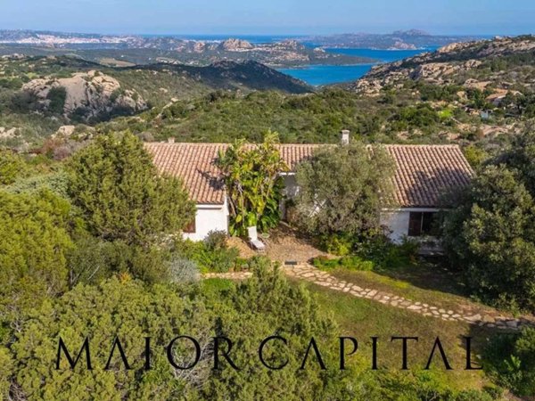 casa indipendente in vendita ad Arzachena in zona Cannigione