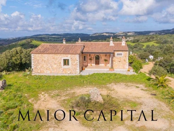 casa indipendente in vendita ad Arzachena in zona Cannigione