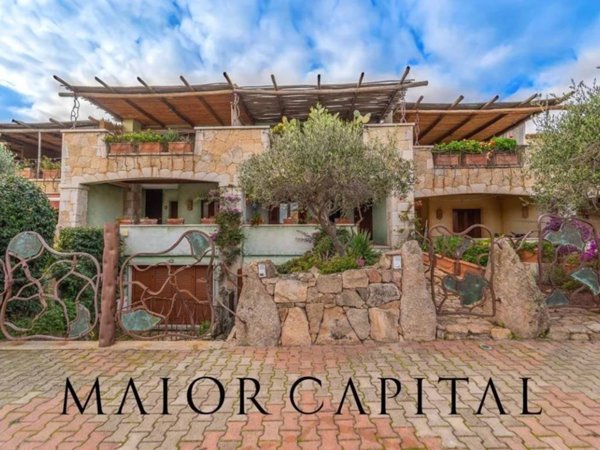 casa indipendente in vendita ad Arzachena in zona Cannigione