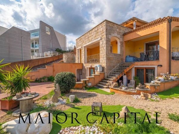 casa indipendente in vendita ad Arzachena in zona Cannigione