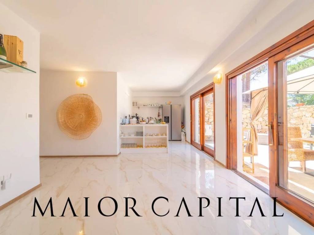 casa indipendente in vendita ad Arzachena in zona Baja Sardinia