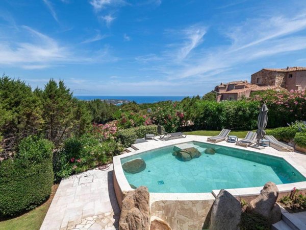 casa indipendente in vendita ad Arzachena in zona Abbiadori