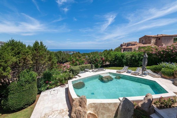 casa indipendente in vendita ad Arzachena in zona Abbiadori