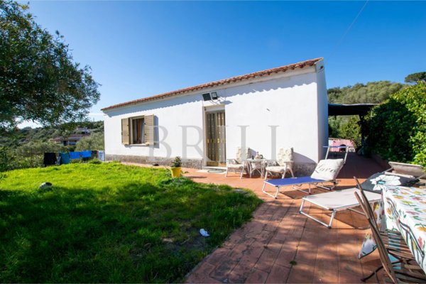 casa indipendente in vendita ad Arzachena in zona Abbiadori