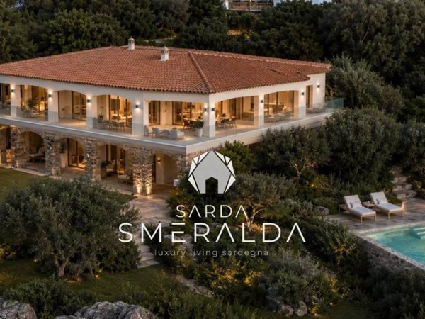 casa indipendente in vendita ad Arzachena in zona Baja Sardinia