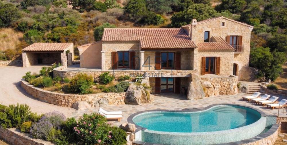 casa indipendente in vendita ad Arzachena in zona Cannigione