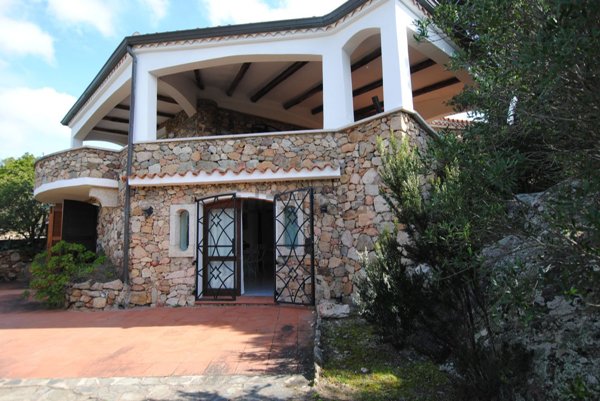 casa indipendente in vendita ad Arzachena in zona Baja Sardinia