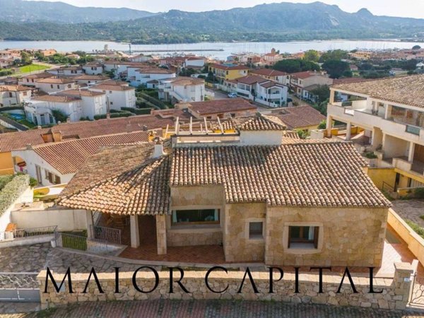 casa indipendente in vendita ad Arzachena in zona Cannigione