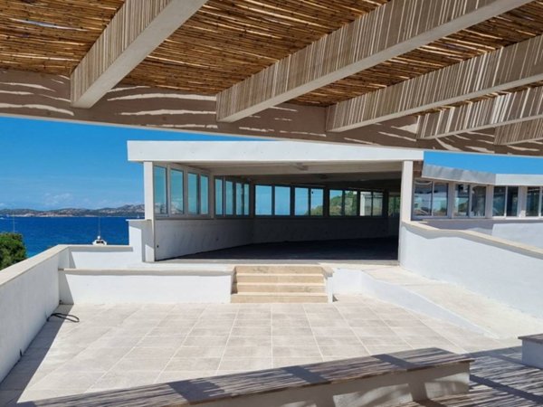 negozio in vendita ad Arzachena in zona Baja Sardinia