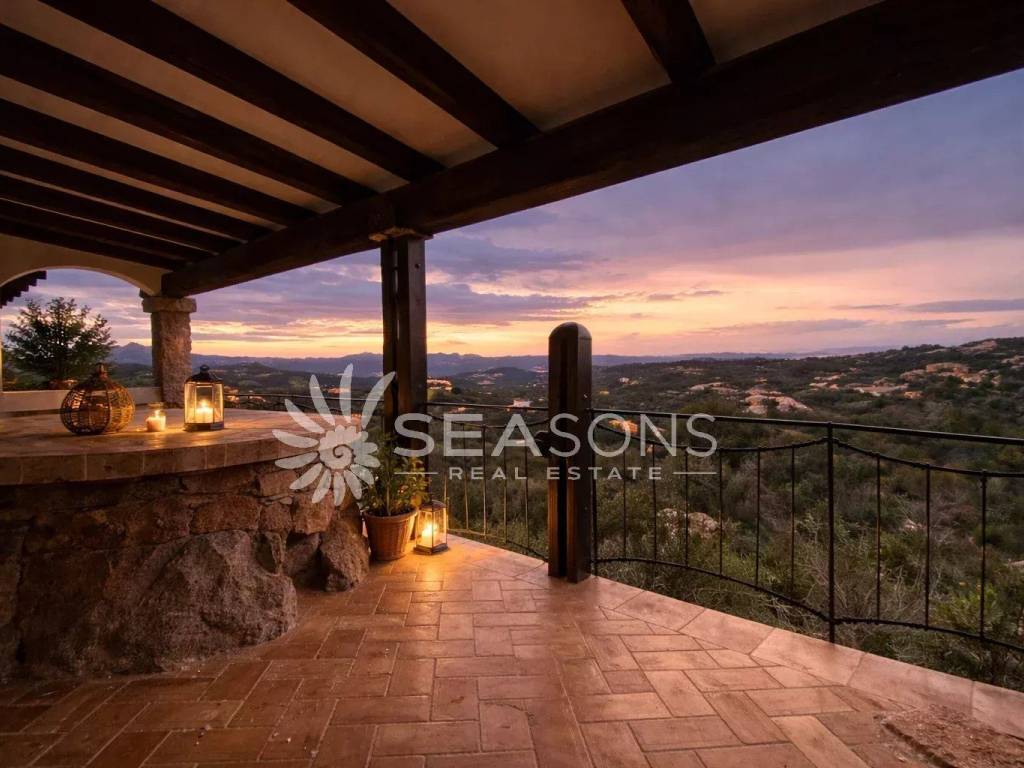 casa indipendente in vendita ad Arzachena in zona Baja Sardinia