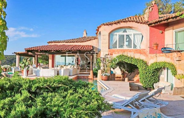 casa indipendente in vendita ad Arzachena in zona Porto Cervo