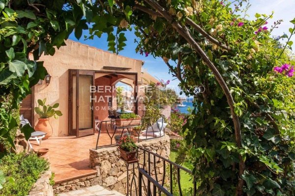 casa indipendente in vendita ad Arzachena in zona Pantogia