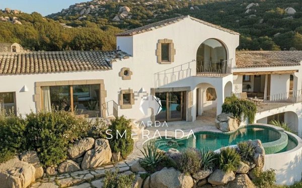 casa indipendente in vendita ad Arzachena in zona Pantogia